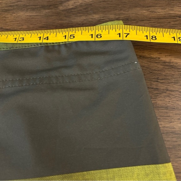 ❤️ Oakley Men's Green and Yellow Board Shorts Size 32 - Picture 6 of 9